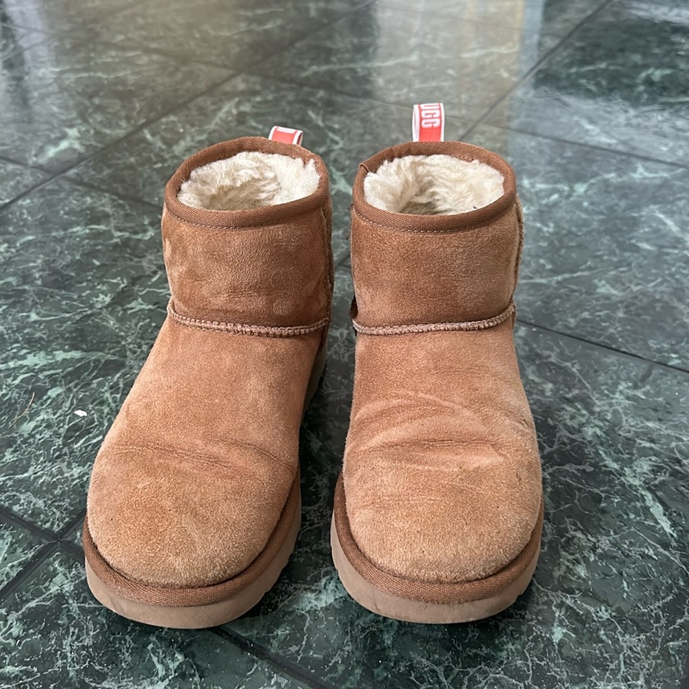 Ugg classic mini with hot pink tag